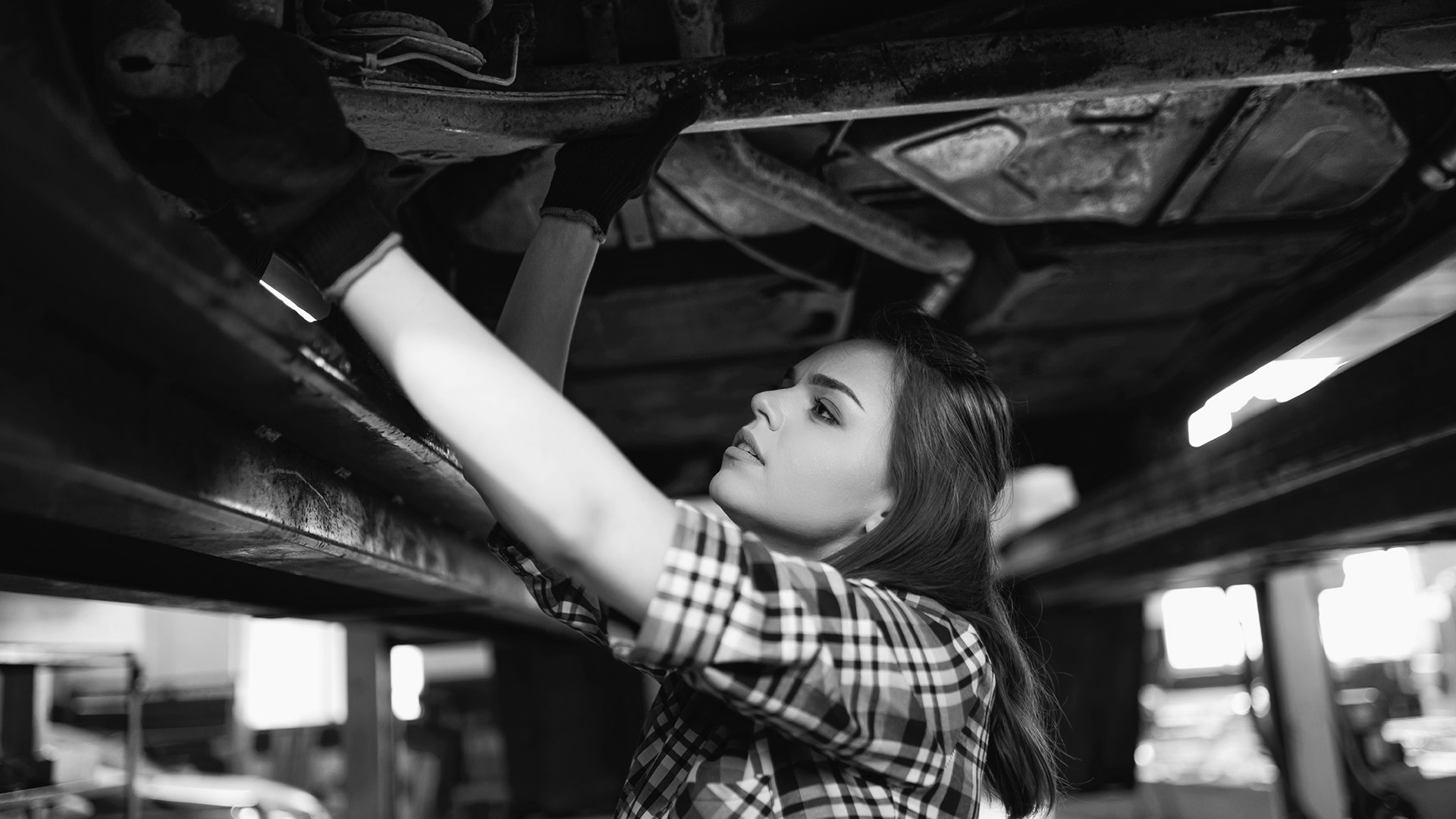 female_repair_car